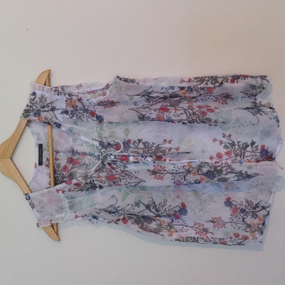 Suzy Shier Tops - Cottagecore floral sheer sleeveless button front blouse
